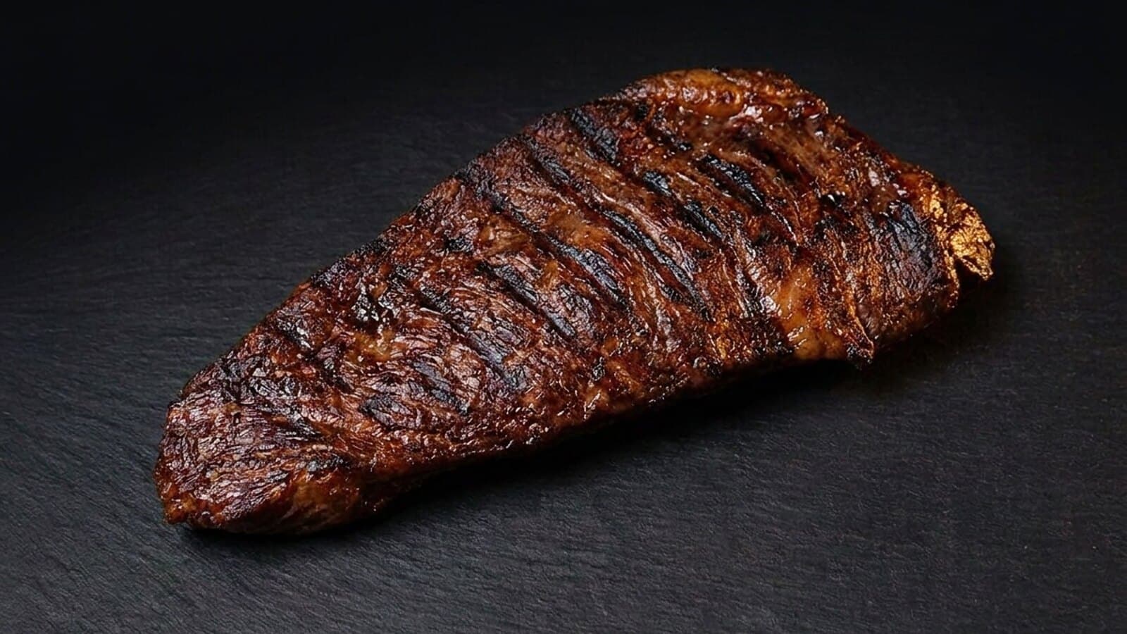 Dunkle Kruste auf einem scharf angegrillten Steak