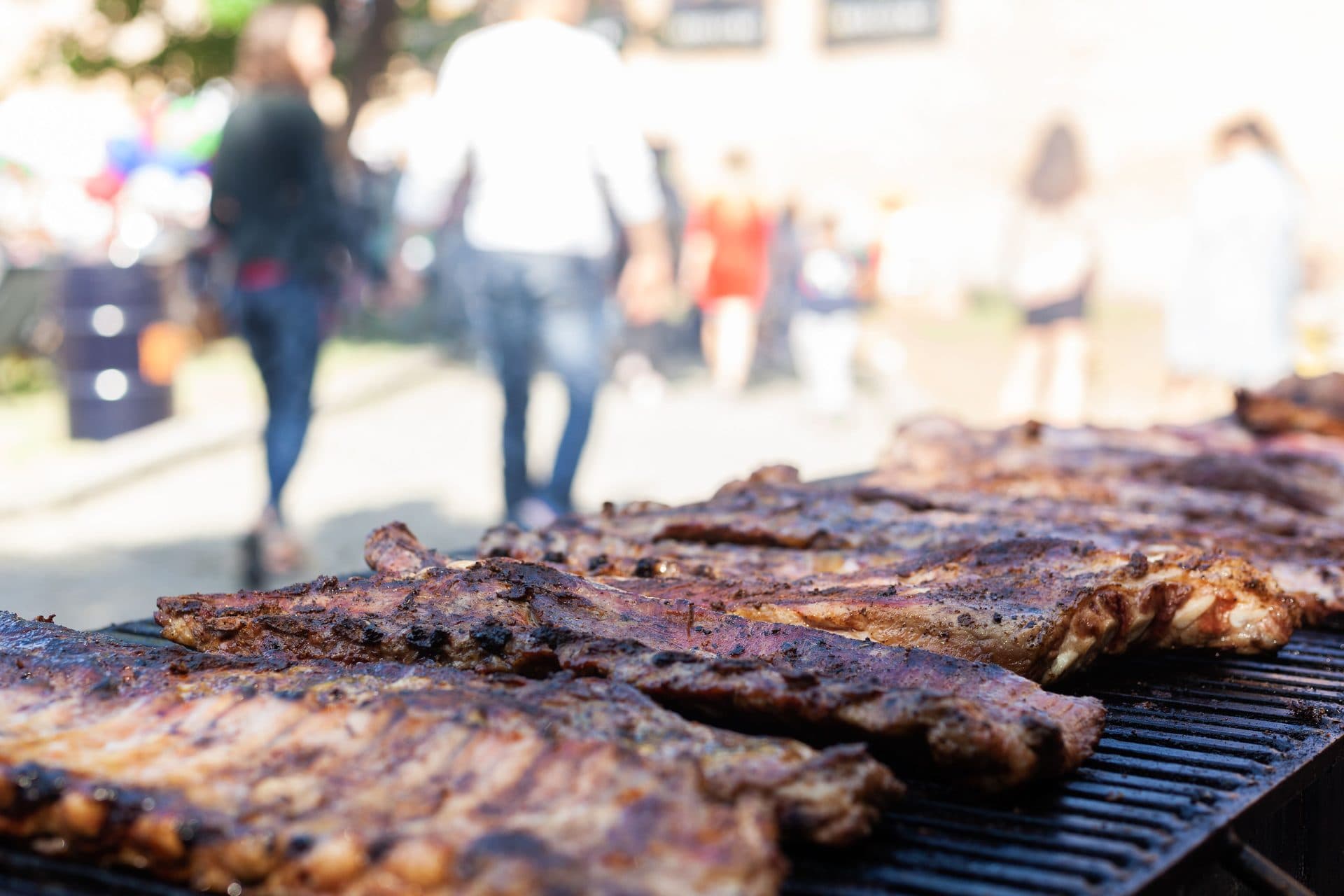 Spareribs auf dem Grillrost bei einem Straßenfest