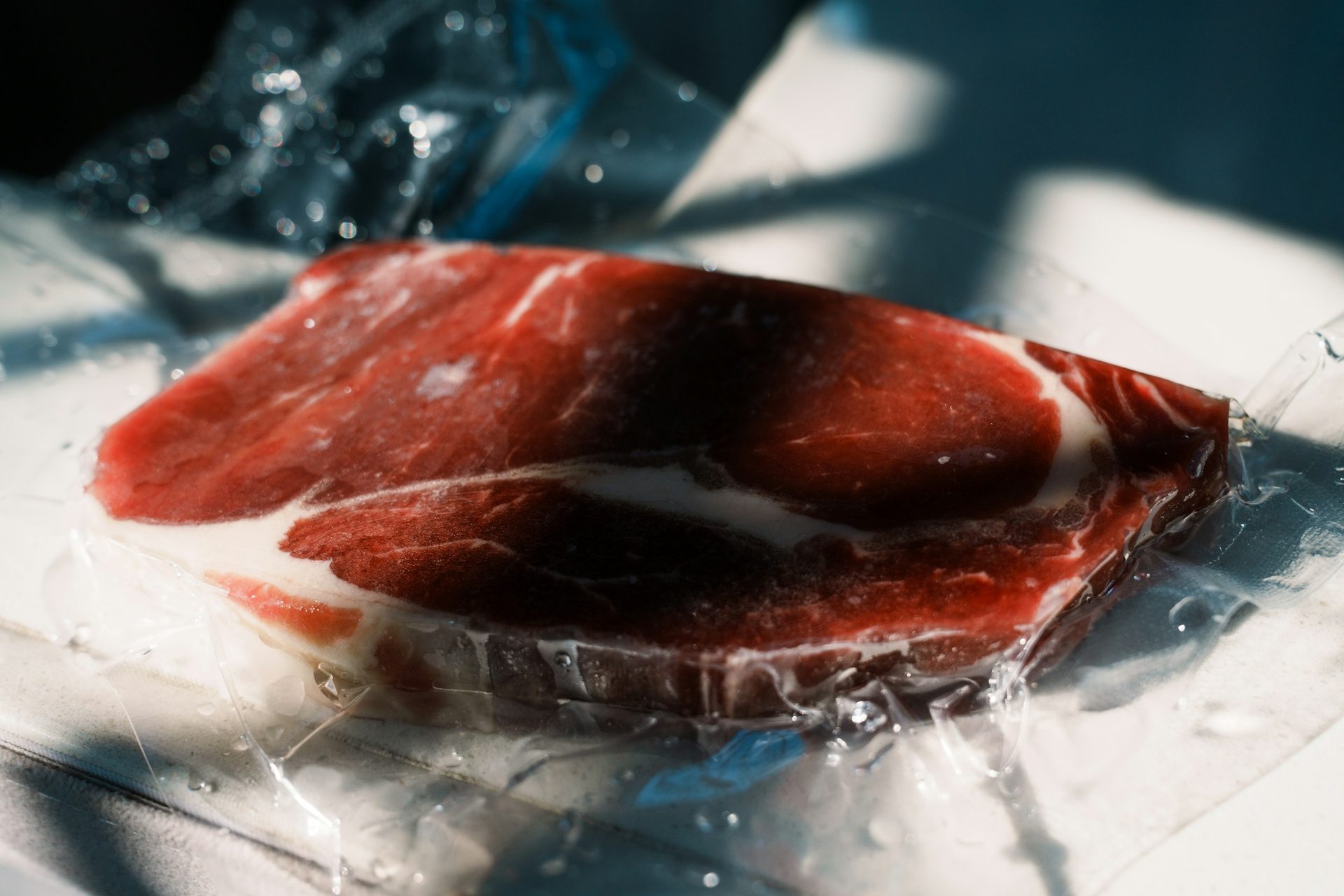 Rohes, fein marmoriertes Steak vakuumverpackt in Folie